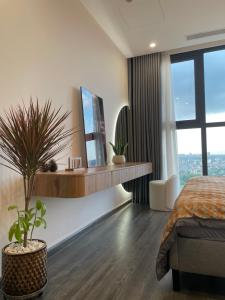 1 dormitorio con 1 cama y TV en la pared en R102 Vinhomes Ocean Park homestay en Hanoi