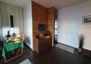 TV a/nebo společenská místnost v ubytování Houseboat "Upes Nams" + 24 fotografií