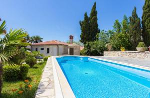 Bazén v ubytování Ferienwohnung mit Pool, Klima, Grillplatz, Balkon nebo v jeho okolí