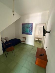 sala de estar con sofá y mesa en Alojamiento Barrio Sur en Colonia del Sacramento