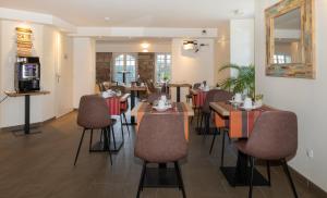 アスカンにあるHotel Alaïaのテーブルと椅子が備わるレストラン