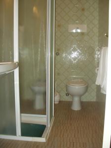 波雷塔泰爾梅的住宿－羅馬酒店，浴室配有卫生间、淋浴和盥洗盆。