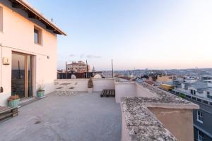 uma varanda com vista para a cidade em Historic Loft w/Terrace and Old Istanbul View em Istambul