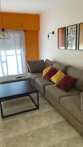 sala de estar con sofá y mesa de centro en Amplio depto Mogotes en Mar del Plata