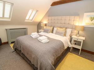 מיטה או מיטות בחדר ב-Dere Cottage