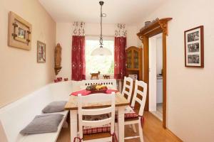 una cucina e una sala da pranzo con tavolo e sedie di Chalet Manhard a Pfronten