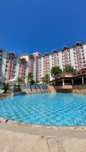 una gran piscina frente a un edificio en Apartamento luxo Hot Springs Caldas Novas tay, en Caldas Novas