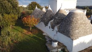 an aerial view of a building with a roof at Masseria Trulli sull'Aia in Cisternino