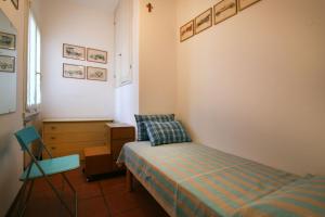 een kleine slaapkamer met een bed en een dressoir bij Villa Cremona in Forte dei Marmi +27 foto's