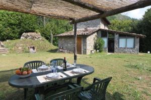 una mesa y sillas frente a una casa en La Casetta, en Coreglia Antelminelli