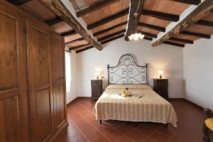 a bedroom with a bed in a room with wooden ceilings at Casa Manu in Coreglia Antelminelli