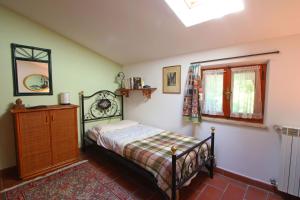 um quarto com uma cama, uma cómoda e uma janela em Ai Cerri em Cinquale