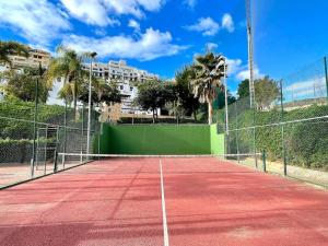 Tenis alebo squash v ubytovaní NaviGolf La Cala de Mijas, Scandinavian style 3 bed Townhouse by Solrentspain. alebo jeho okolí