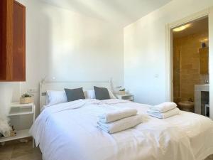 Posteľ alebo postele v izbe v ubytovaní NaviGolf La Cala de Mijas, Scandinavian style 3 bed Townhouse by Solrentspain.