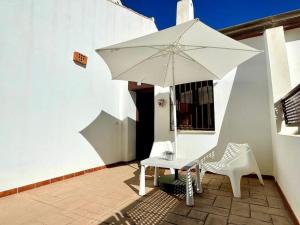 Balkón alebo terasa v ubytovaní NaviGolf La Cala de Mijas, Scandinavian style 3 bed Townhouse by Solrentspain.