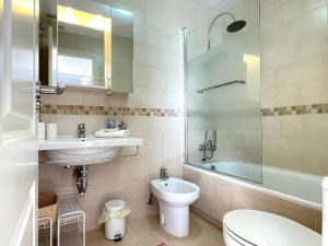 Kúpeľňa v ubytovaní NaviGolf La Cala de Mijas, Scandinavian style 3 bed Townhouse by Solrentspain.