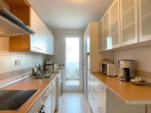 Kuchyňa alebo kuchynka v ubytovaní NaviGolf La Cala de Mijas, Scandinavian style 3 bed Townhouse by Solrentspain.