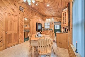 een eetkamer met een tafel en stoelen in een hut bij Charming Austin Cabin on 96 Acres of Land! 