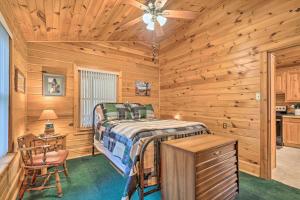 een slaapkamer met een bed in een blokhut bij Charming Austin Cabin on 96 Acres of Land! 