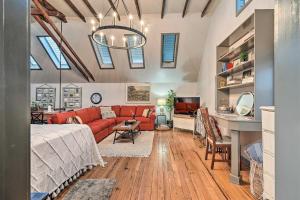 ein Wohnzimmer mit einer roten Couch in einem Zimmer in der Unterkunft Pet-Friendly Loft Vacation Rental with Fire Pit! in Bemus Point