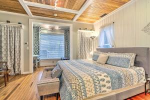 Ένα ή περισσότερα κρεβάτια σε δωμάτιο στο Lake Chautauqua Vacation Rental!
