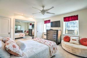 Ένα ή περισσότερα κρεβάτια σε δωμάτιο στο Yeadon Townhome with Porch, 7 Mi to Center City