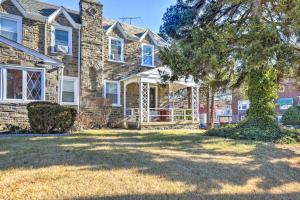 ein Steinhaus mit einem Baum im Hof in der Unterkunft Yeadon Townhome with Porch, 7 Mi to Center City in Drexel Hill