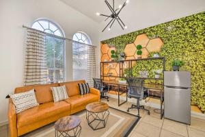 Χώρος καθιστικού στο Clermont Vacation Rental with Pool 11 Mi to Disney