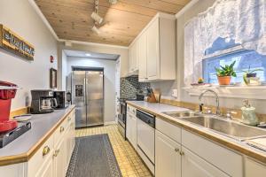 Ett kök eller pentry på Vacation Home Rental Chautauqua Lake
