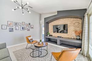 Μια τηλεόραση ή/και κέντρο ψυχαγωγίας στο Clermont Vacation Rental with Pool 11 Mi to Disney