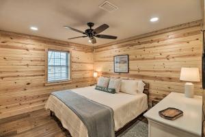 een slaapkamer met een bed en een plafondventilator bij Greers Ferry Home on 40 Acres quarter Mi to Lake! in Fairfield Bay