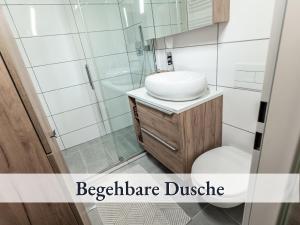 Phòng tắm tại Schonach 66 mit Indoor-Pool, Sauna, Küche und Netflix