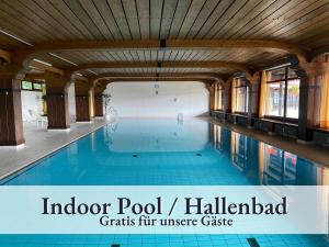Hồ bơi trong/gần Schonach 66 mit Indoor-Pool, Sauna, Küche und Netflix