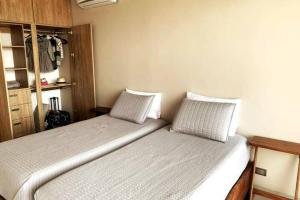 2 camas en una habitación pequeña con ermottermottermott en Miro Masia en Cabo San Lucas