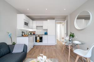 ロンドンにあるWestfield Apartment 2 Bedroom near Notting Hillのリビングルーム(ソファ、テーブル付)