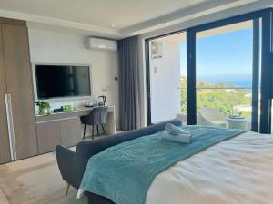 Ένα ή περισσότερα κρεβάτια σε δωμάτιο στο Mountain and Ocean