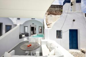 Willa z basenem w Santorynie z białymi meblami w obiekcie Marizan Caves & Villas w mieście Oia