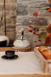 a table with a tea pot on top of a table at Tiny stone in Maredret