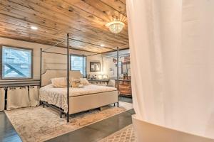 sypialnia z łóżkiem i drewnianym sufitem w obiekcie Trendy Chautauqua Lake Vacation Rental! w mieście Bemus Point