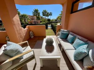 Posedenie v ubytovaní Casares Beach Golf Apartment With Private Garden Direct Pool Access
