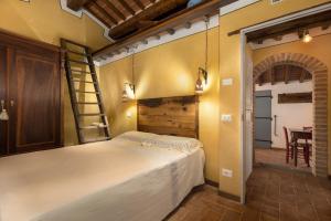 a bedroom with a bunk bed with a ladder at Casa di Campagna in Colle Val D'Elsa