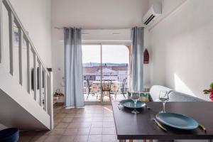 sala de estar con mesa y sofá en Chabine - avec terrasse, en Martigues