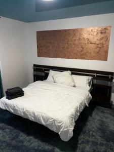 - une chambre avec un lit blanc et une tête de lit en bois dans l'établissement Apartament Maya Lumina, à Lumina