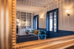 espejo reflejo de una sala de estar con sofá en Appartement 142 m² Quartier Carmes Toulouse Hypercentre en Toulouse
