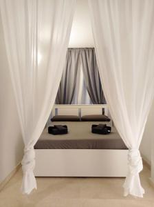 een slaapkamer met een bed met witte gordijnen bij Loft Apartment Sagrada Familia in Barcelona