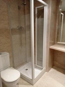 een badkamer met een douche en een toilet bij Loft Apartment Sagrada Familia in Barcelona