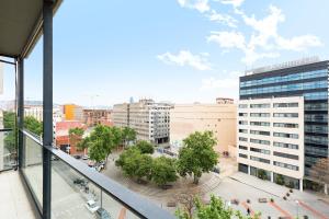vista sulla città da un edificio di ChicStays Apartment Vila Olímpica a Barcellona