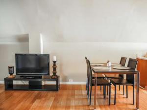 uma sala de jantar com uma mesa com uma televisão e uma mesa de jantar em The Lofts at Myrtle em El Paso