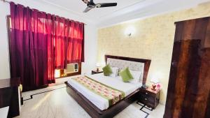 Postel nebo postele na pokoji v ubytování Hotel Starline Sector 28