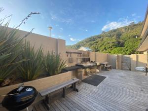 GlentanaにあるLouwtel Annexの建物内のデッキ(ベンチ付)